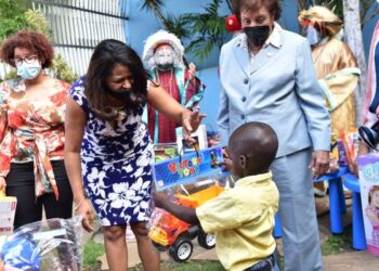 CONANI entrega juguetes a niños albergados en hogares de paso