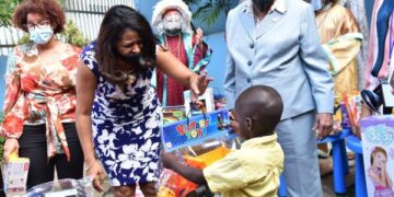 CONANI entrega juguetes a niños albergados en hogares de paso