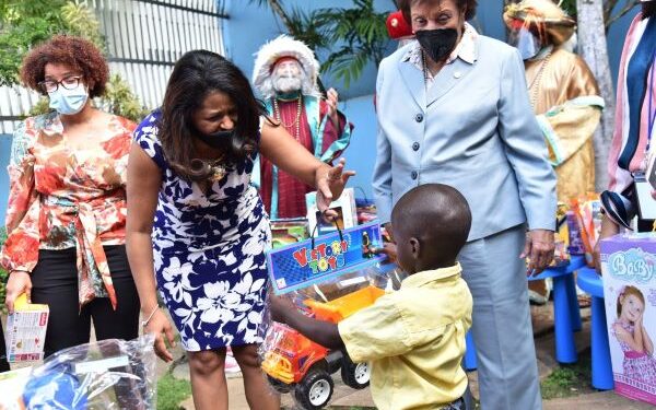CONANI entrega juguetes a niños albergados en hogares de paso