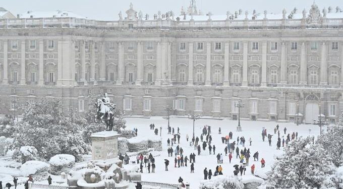ESPAÑA: Una gran nevada siembra el caos provocando al menos 4 muertos