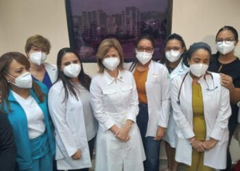 Vicepresidenta vista principales clínicas de Santiago y ofrece apoyo para casos de covid-19