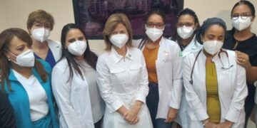 Vicepresidenta vista principales clínicas de Santiago y ofrece apoyo para casos de covid-19