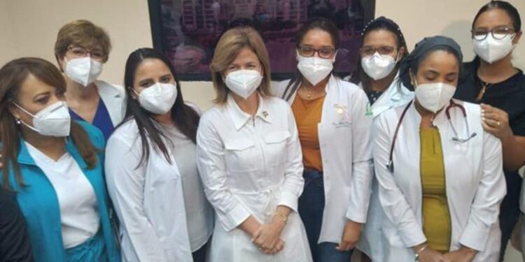 Vicepresidenta vista principales clínicas de Santiago y ofrece apoyo para casos de covid-19