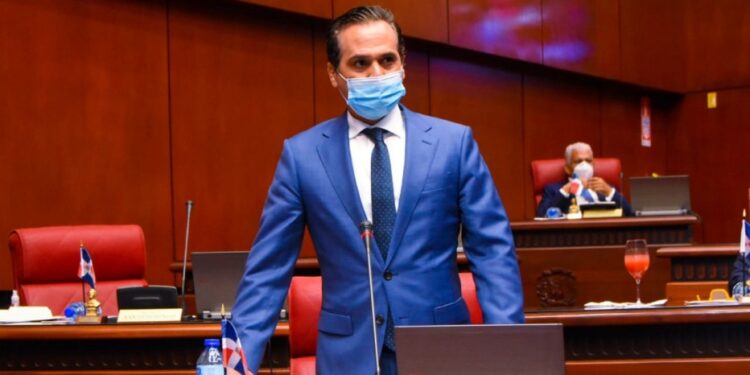 Senador Iván Silva denuncia ARS se llevan ganancias exorbitantes y maltratan a los médicos