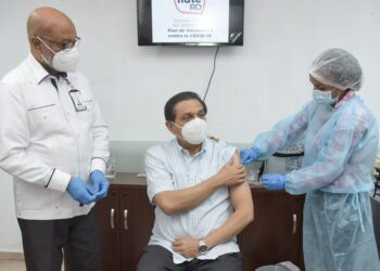 Ministro de Salud recibe su primera dosis de la vacuna Sinovac; asegura que el biológico es confiable
