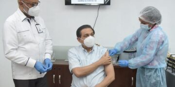 Ministro de Salud recibe su primera dosis de la vacuna Sinovac; asegura que el biológico es confiable
