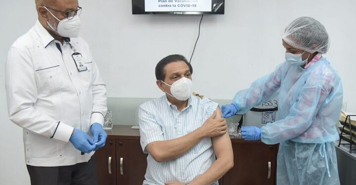 Ministro de Salud recibe su primera dosis de la vacuna Sinovac; asegura que el biológico es confiable