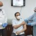 Ministro de Salud recibe su primera dosis de la vacuna Sinovac; asegura que el biológico es confiable
