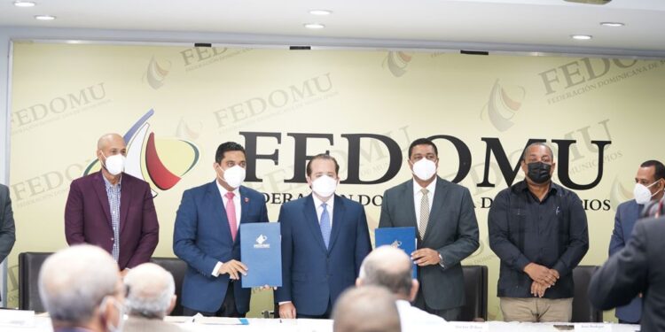 Fedomu y MAPRE firman acuerdo para construcción de obras y equipamiento para ayuntamientos