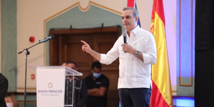 Presidente Abinader asiste a inauguración de complejo turístico con inversión de UDS120 millones