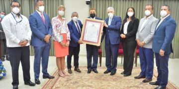 Senado entrega reconocimiento a Domingo Bautista