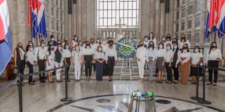País Posible deposita ofrenda floral por natalicio de María Trinidad Sánchez