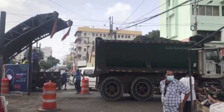 Buhoneros en la avenida Duarte dicen sentirse alegres y conformes con los trabajos de remozamiento