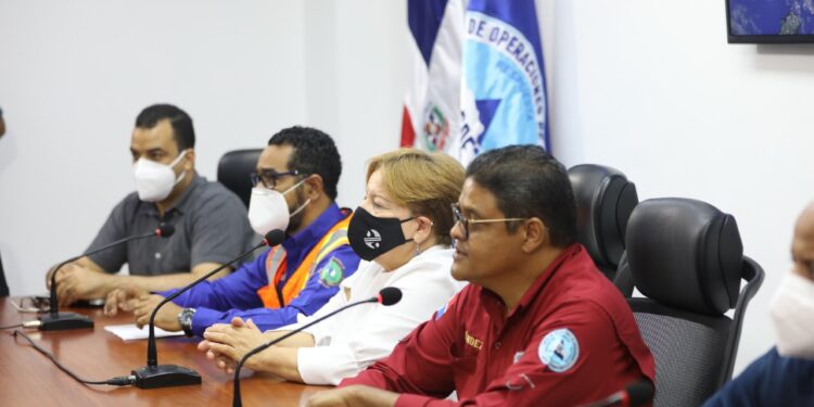 COE exige a vacacionistas regresar a hogares este domingo
