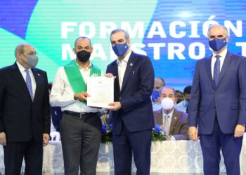 Presidente Abinader encabeza graduación de más de 151 mil técnicos y maestros del INFOTEP