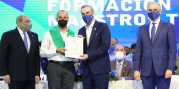 Presidente Abinader encabeza graduación de más de 151 mil técnicos y maestros del INFOTEP
