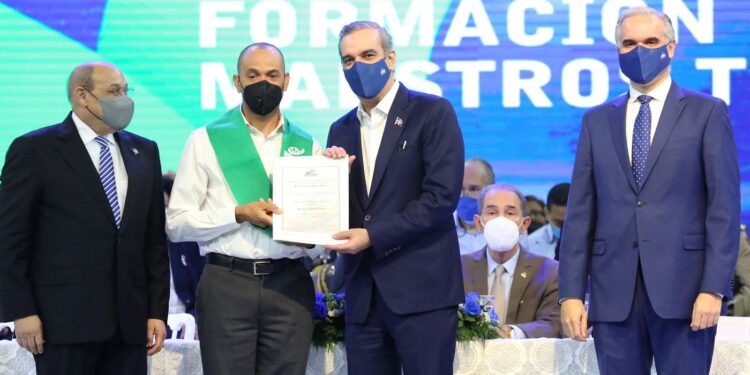 Presidente Abinader encabeza graduación de más de 151 mil técnicos y maestros del INFOTEP