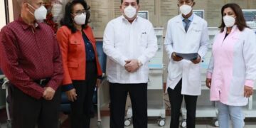 Director del Servicio Nacional de Salud entrega equipos al Robert Reid Cabral
