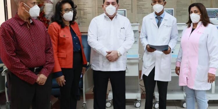 Director del Servicio Nacional de Salud entrega equipos al Robert Reid Cabral