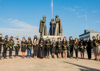 Mujeres del Partido País Posible se visten de negro para condenar violencia machista