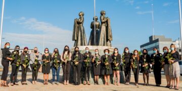 Mujeres del Partido País Posible se visten de negro para condenar violencia machista