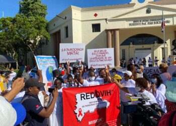 Personas que viven con el VIH protestan frente al palacio de Gobierno en reclamo de medicamentos en el Día Mundial del Sida