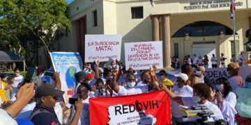 Personas que viven con el VIH protestan frente al palacio de Gobierno en reclamo de medicamentos en el Día Mundial del Sida
