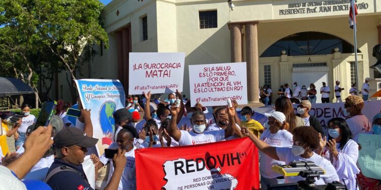 Personas que viven con el VIH protestan frente al palacio de Gobierno en reclamo de medicamentos en el Día Mundial del Sida