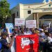 Personas que viven con el VIH protestan frente al palacio de Gobierno en reclamo de medicamentos en el Día Mundial del Sida