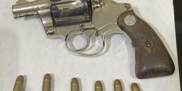 Interceptan revólver mientras trataban de sacarlo de La Victoria