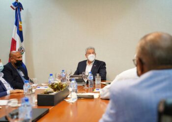 Ministro de la Presidencia se reúne con dirigentes del transporte en busca de solución a incrementos del pasaje