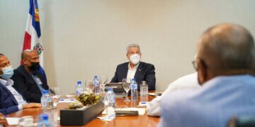 Ministro de la Presidencia se reúne con dirigentes del transporte en busca de solución a incrementos del pasaje