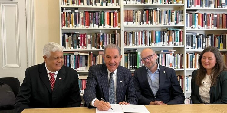 Gobierno dominicano enviará 10 jóvenes por año a la prestigiosa Universidad de Oxford