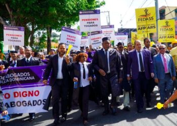 Abogados marchan en demanda de pensiones y seguro de salud establecidos en Ley de Seguridad Social