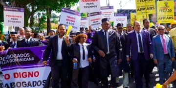 Abogados marchan en demanda de pensiones y seguro de salud establecidos en Ley de Seguridad Social