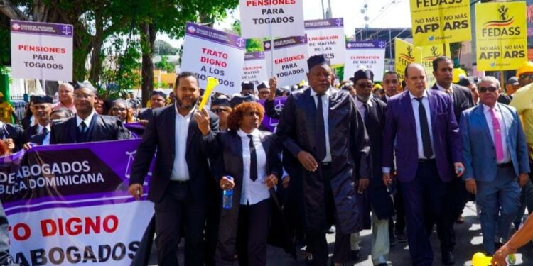 Abogados marchan en demanda de pensiones y seguro de salud establecidos en Ley de Seguridad Social