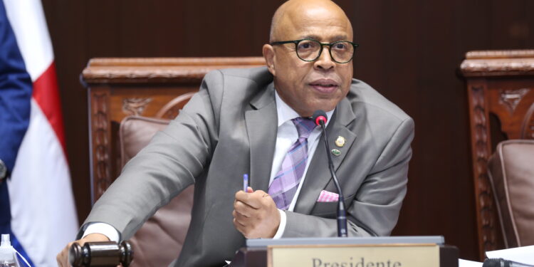 Diputados convierten en ley proyecto que suprime la CDEEE y la UERS