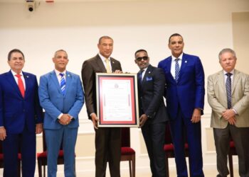 SENADO DE LA REPUBLICA RECONOCE AL DESIÑADOR DOMINICANO MARTIN POLANCO POR SUS GRANDES APORTES EN LA MODA.