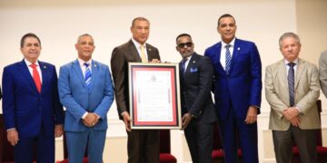 SENADO DE LA REPUBLICA RECONOCE AL DESIÑADOR DOMINICANO MARTIN POLANCO POR SUS GRANDES APORTES EN LA MODA.