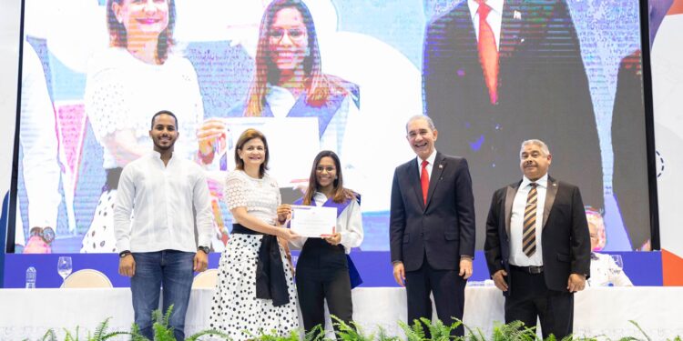 MESCYT gradúa más 12 mil alumnos en el Programa Inglés de Inmersión para la Competitividad 2022