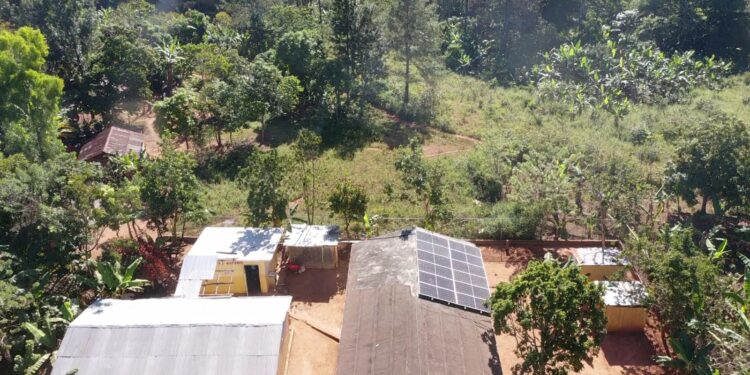 CNE lleva energía eléctrica por primera vez a zonas rurales en Elías Piña, a través de la instalación de sistemas fotovoltaicos