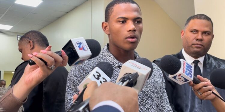 «Es una prueba que me ha hecho más fuerte», dice Fraidel Liriano, tras aplazamiento de audiencia contra Los Rangers Texas