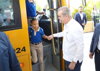 Presidente Abinader deja iniciado Sistema Nacional de Movilidad Escolar e inaugura escuela en La Victoria