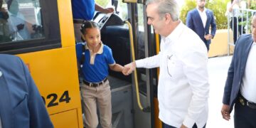 Presidente Abinader deja iniciado Sistema Nacional de Movilidad Escolar e inaugura escuela en La Victoria