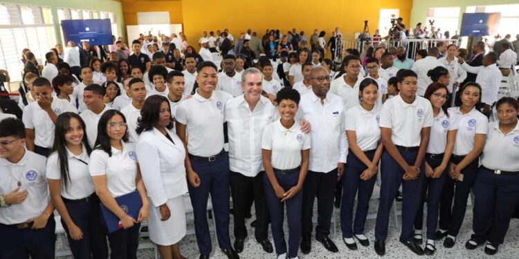 Con inversión superior a los 195 millones de pesos Presidente Abinader Inaugura dos nuevos centros educativos