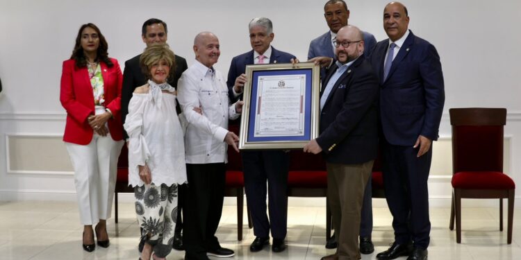 Senado reconoce al magistrado Antonio Manuel Florencio Estrella por su trayectoria profesional y patriótica  