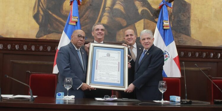 El Senado reconoce a Milton Ray Guevara por su exitosa trayectoria profesional