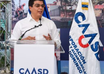 Director de la CAASD inicia trabajos de saneamiento de la cañada Marañón en Santo Domingo Norte.