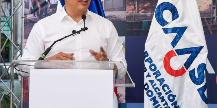 Director de la CAASD inicia trabajos de saneamiento de la cañada Marañón en Santo Domingo Norte.