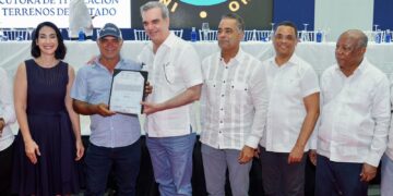 Presidente Luis Abinader entrega 200 de 385 Títulos de Propiedad en Pedernales